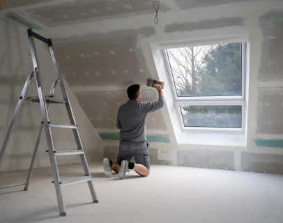plaquiste à l'intérieur d'une maison à Varennes-Vauzelles dans la Nièvre 58
